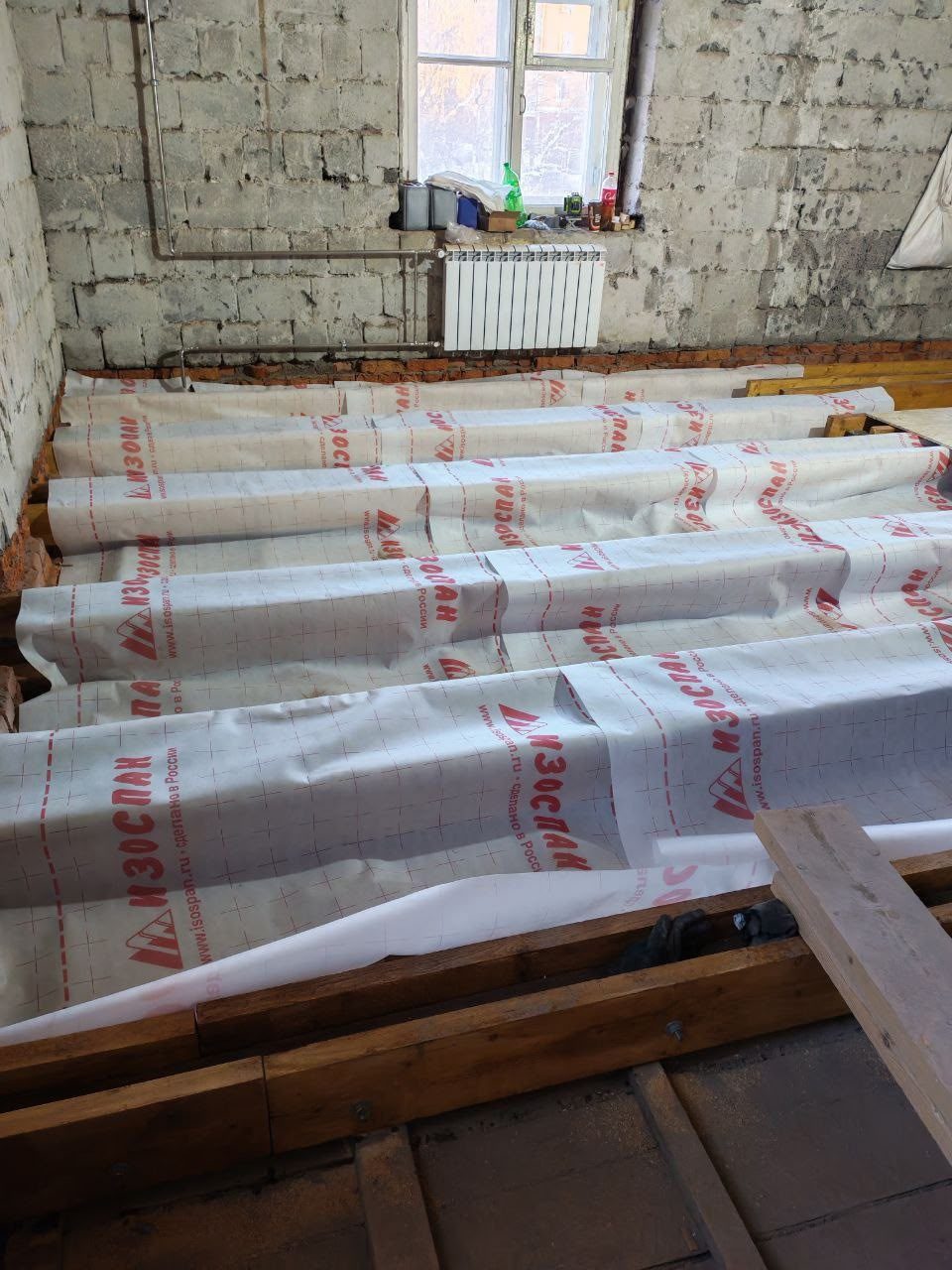 Пароизоляция поверх утеплителя между лагами